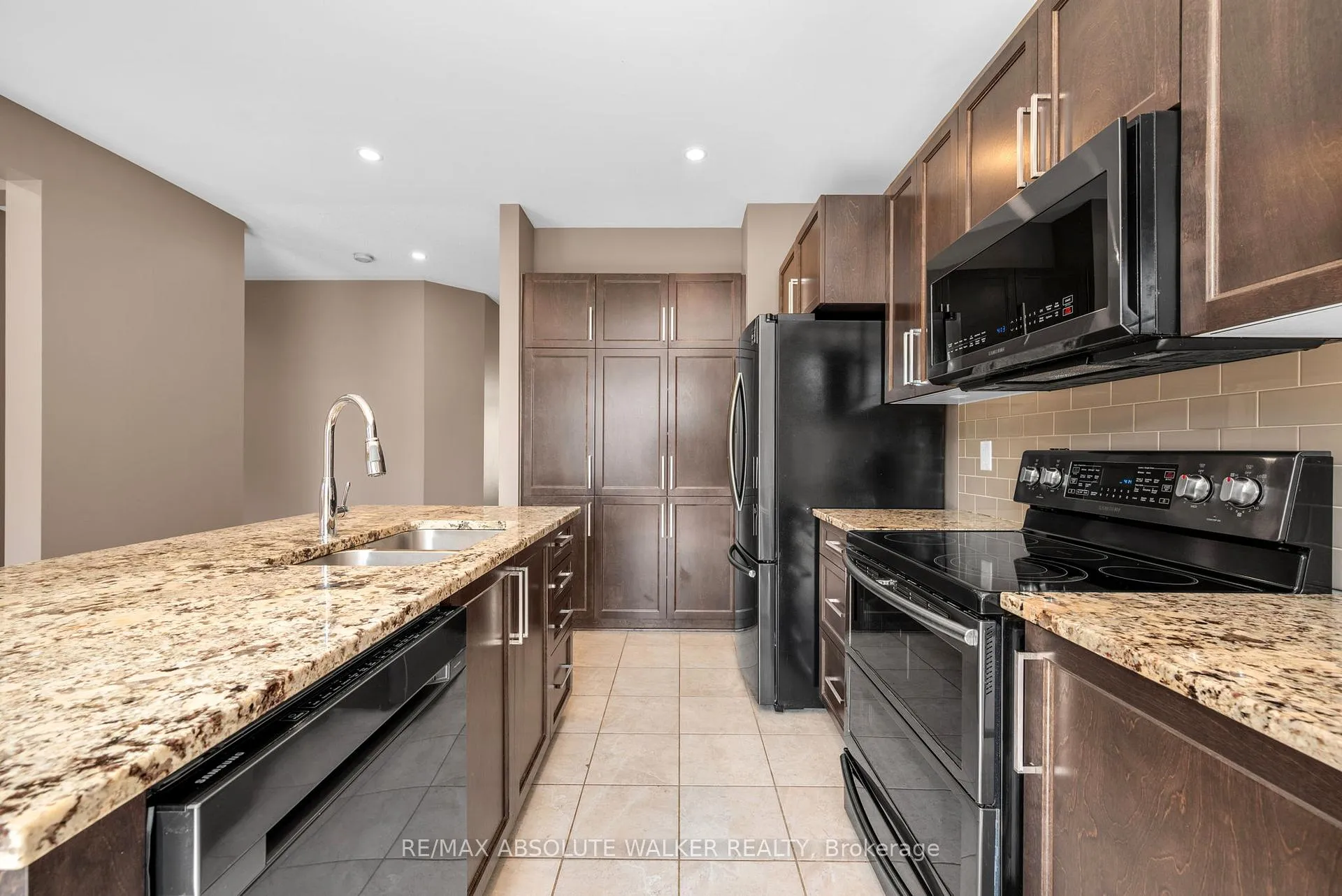 Photo 10 of 213 Esturgeon Street, Ottawa, Avalon West — HOMEH