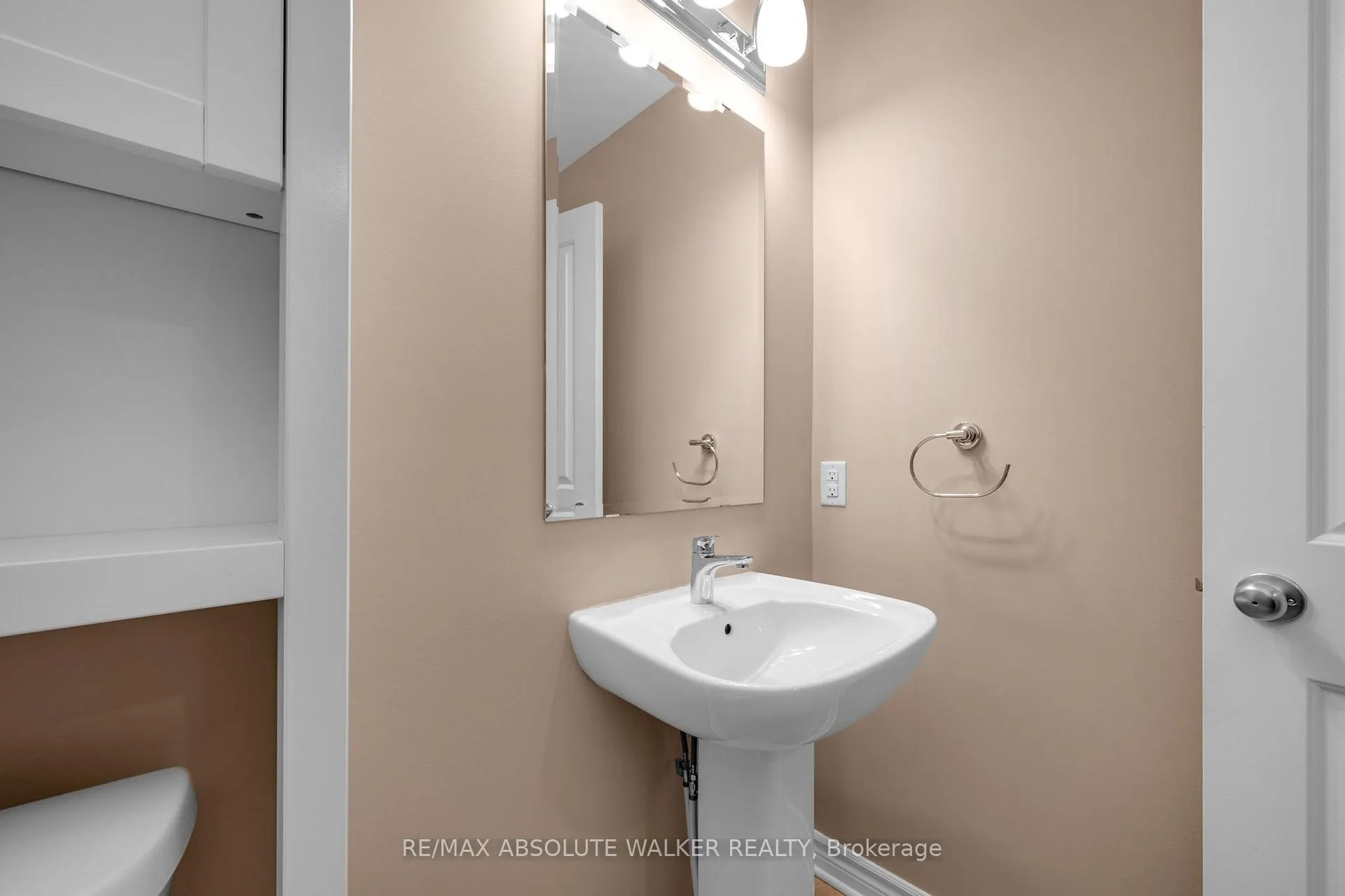 Photo 12 of 213 Esturgeon Street, Ottawa, Avalon West — HOMEH