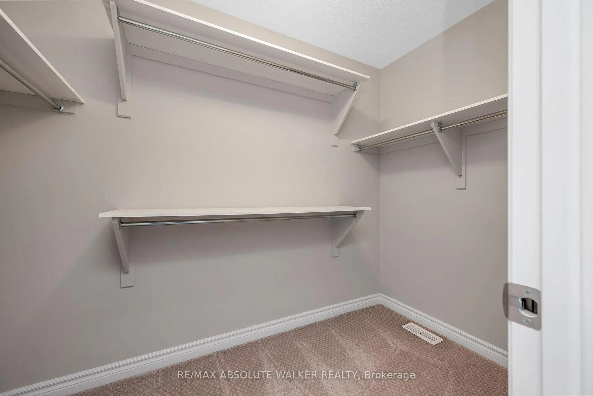 Photo 15 of 213 Esturgeon Street, Ottawa, Avalon West — HOMEH