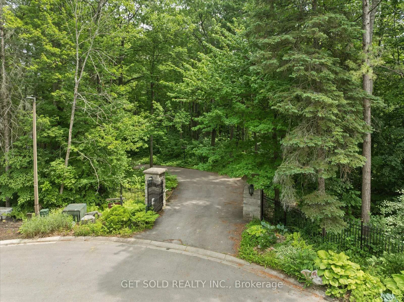 Photo 2 of 80 White Pine Trail, Richmond Hill, Rural Richmond Hill — HOMEH
