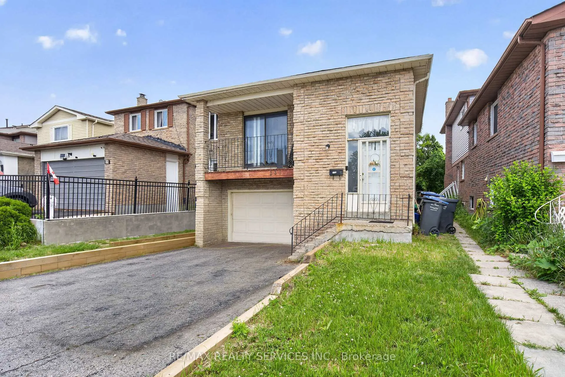 Photo 4 of 23 Dafoe Crescent, Brampton, Fletcher's West — HOMEH