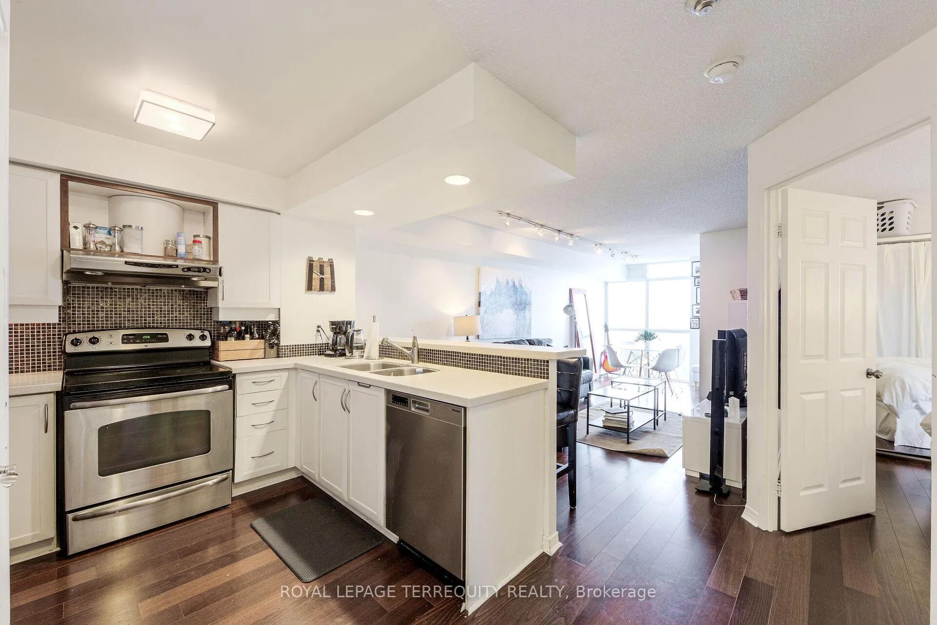 Photo 6 of Unit #1018, 801 King Street W, Toronto, Niagara — HOMEH
