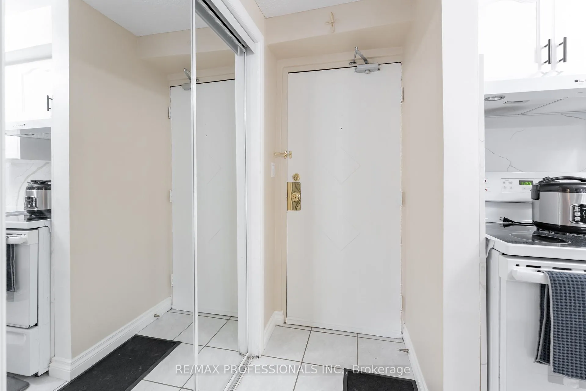 Photo 2 of Unit 111, 75 Glenburn Court, Hamilton, Riverdale — HOMEH