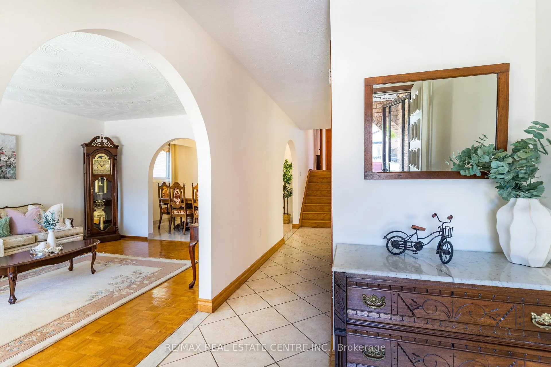 Photo 2 of 102 Markson Crescent, Hamilton, Lisgar — HOMEH