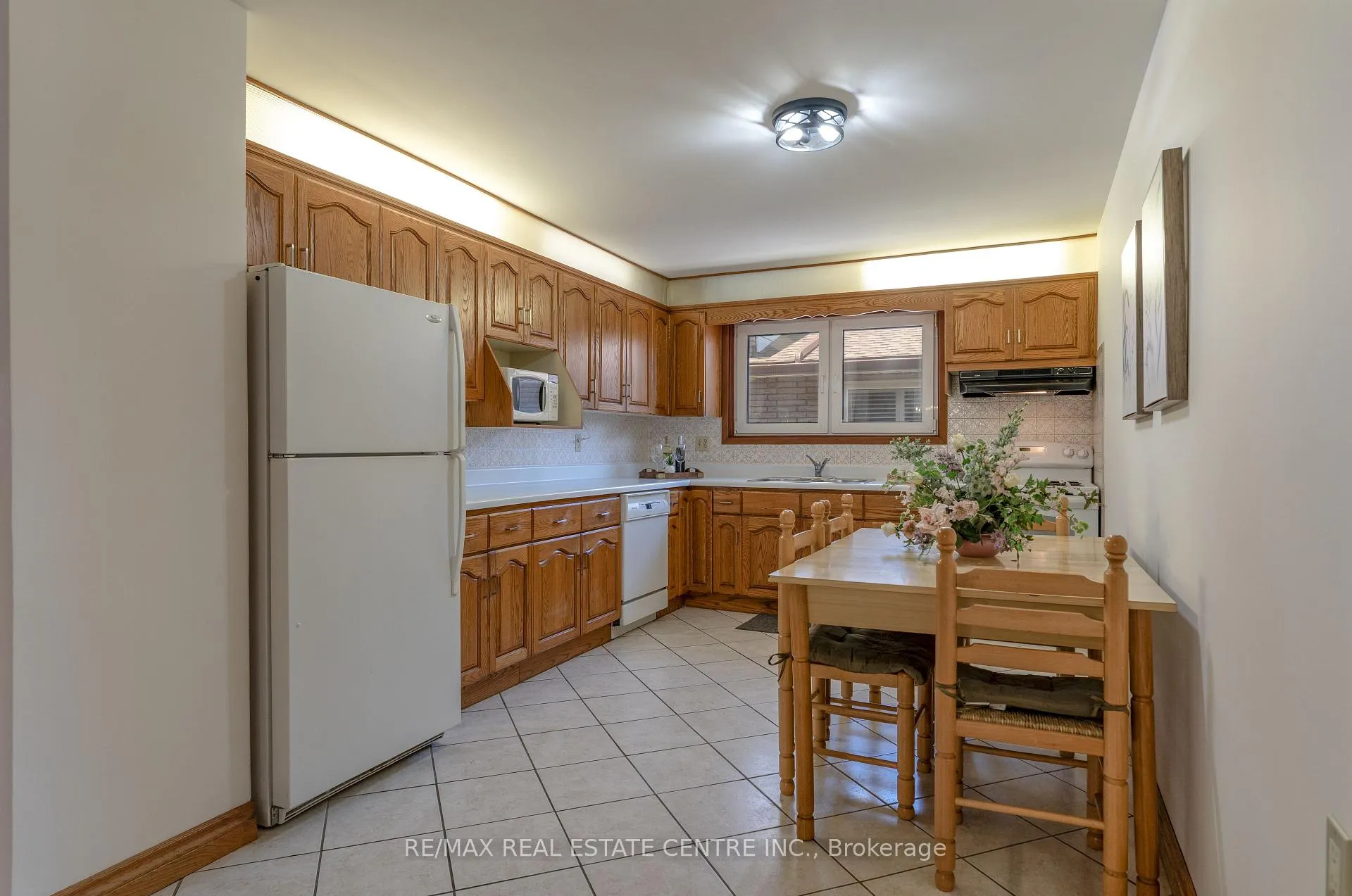 Photo 9 of 102 Markson Crescent, Hamilton, Lisgar — HOMEH