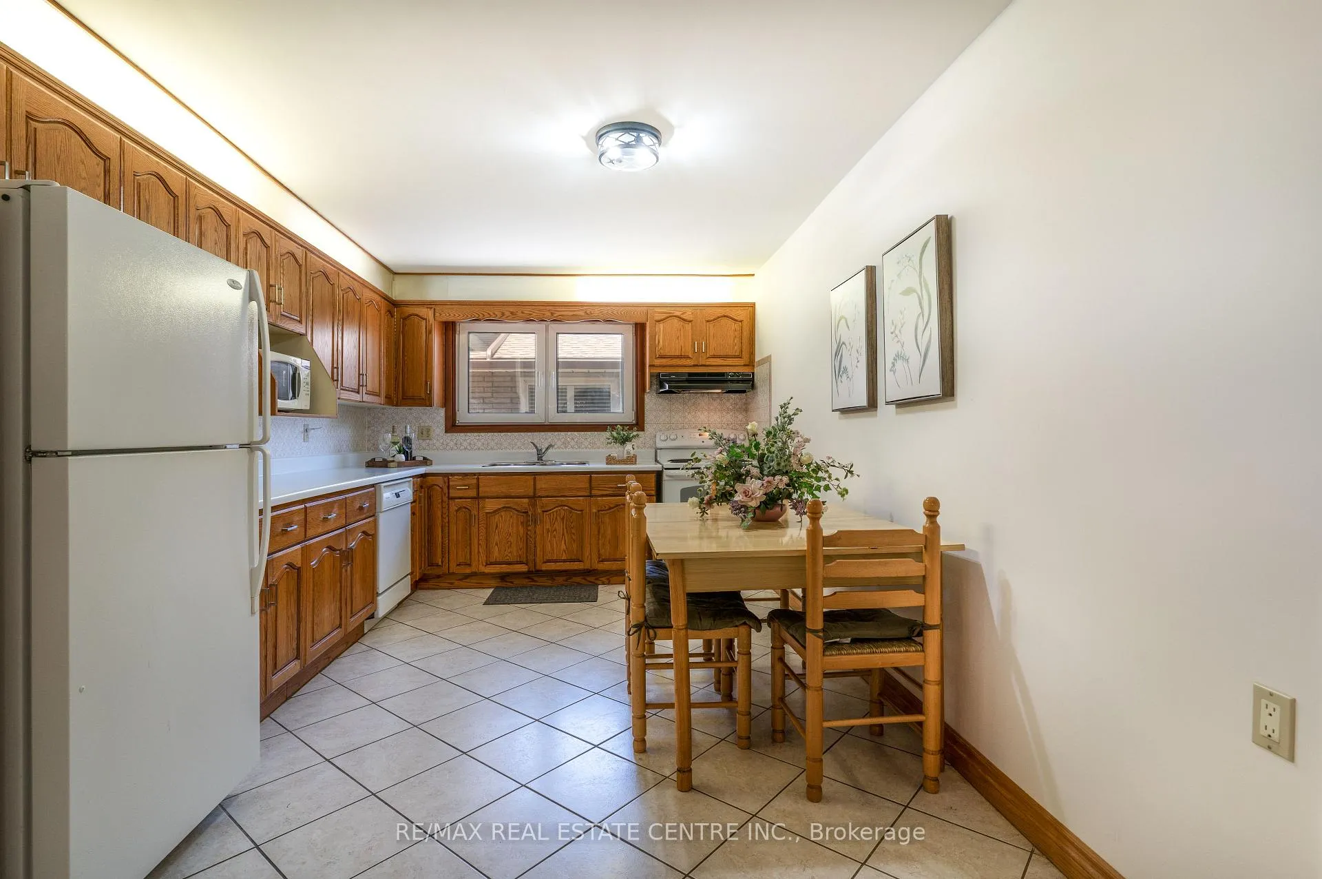 Photo 10 of 102 Markson Crescent, Hamilton, Lisgar — HOMEH