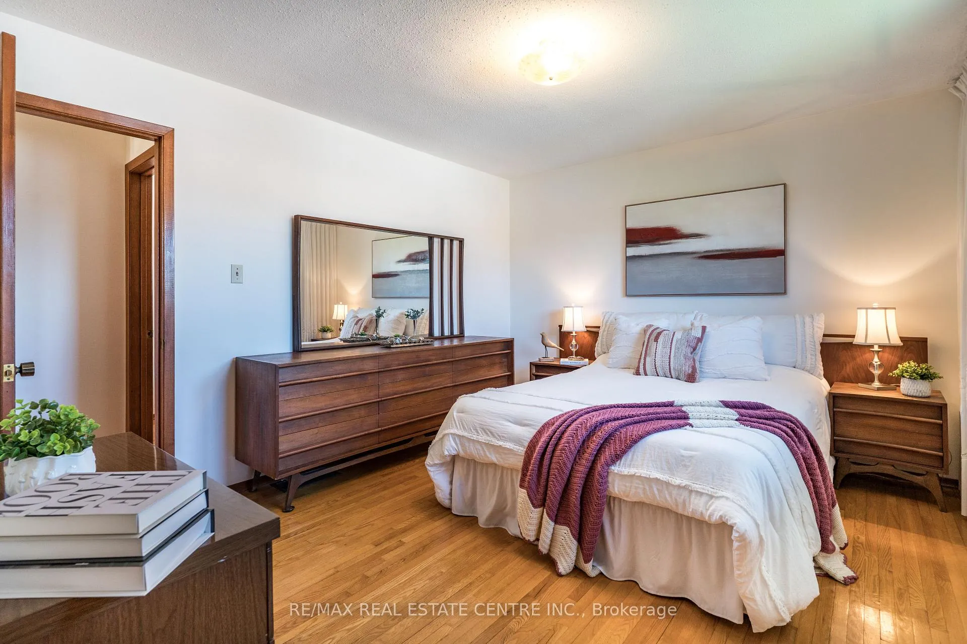 Photo 12 of 102 Markson Crescent, Hamilton, Lisgar — HOMEH