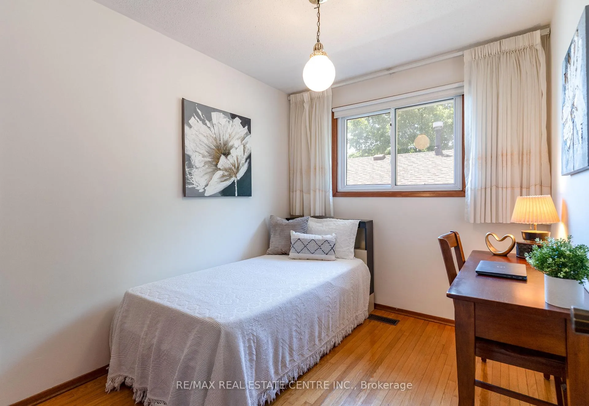 Photo 16 of 102 Markson Crescent, Hamilton, Lisgar — HOMEH