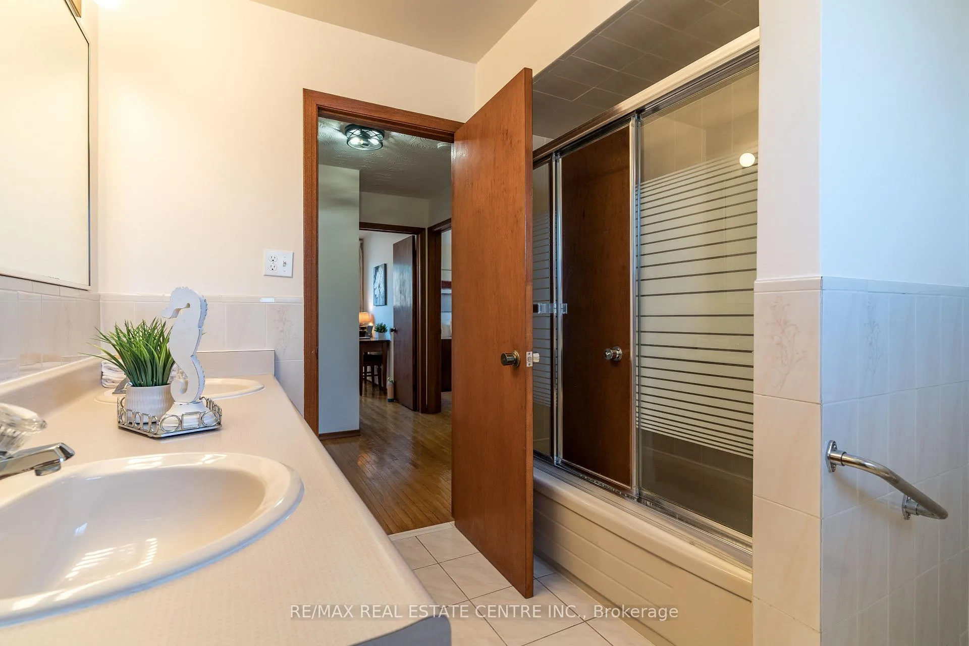Photo 18 of 102 Markson Crescent, Hamilton, Lisgar — HOMEH