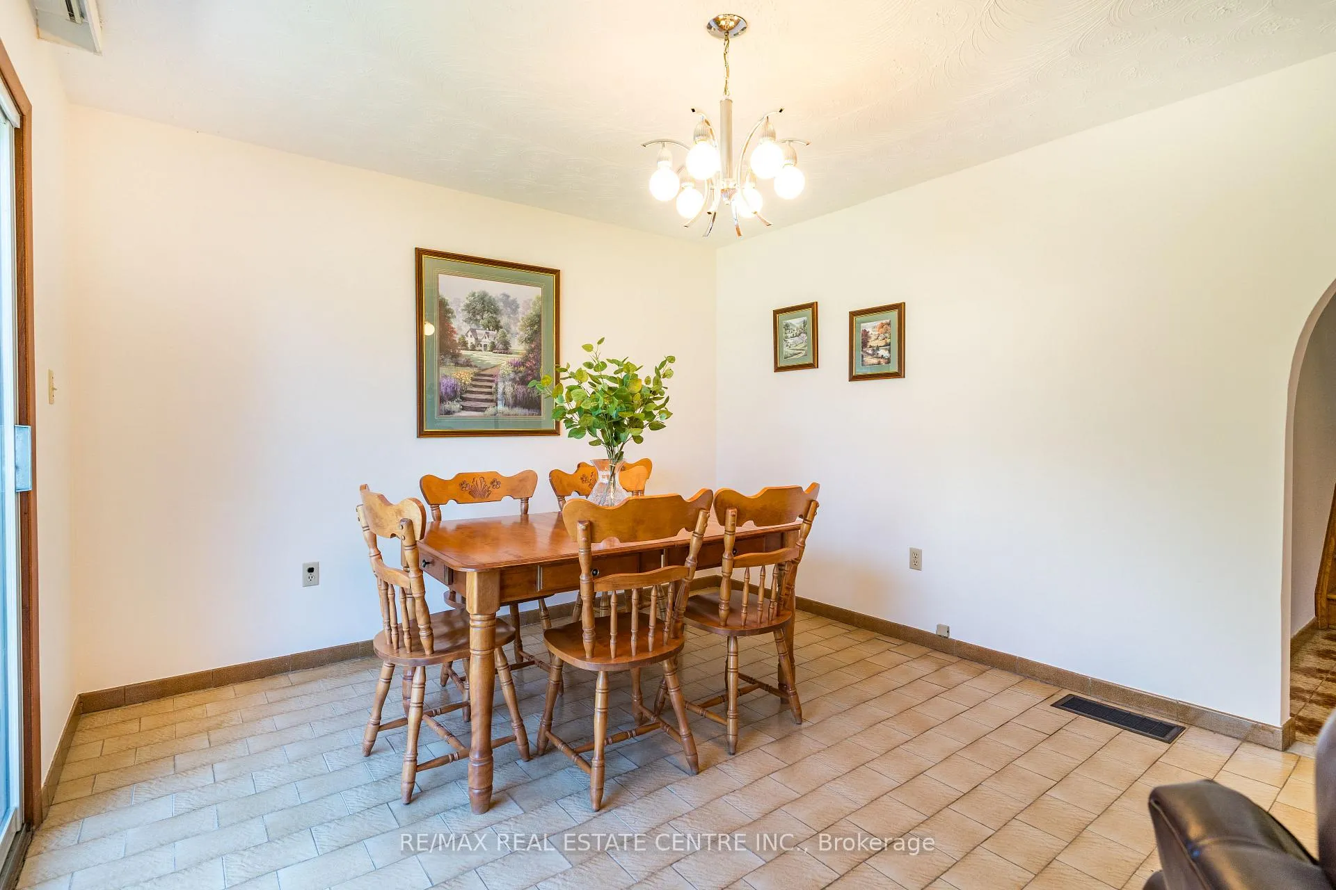 Photo 24 of 102 Markson Crescent, Hamilton, Lisgar — HOMEH