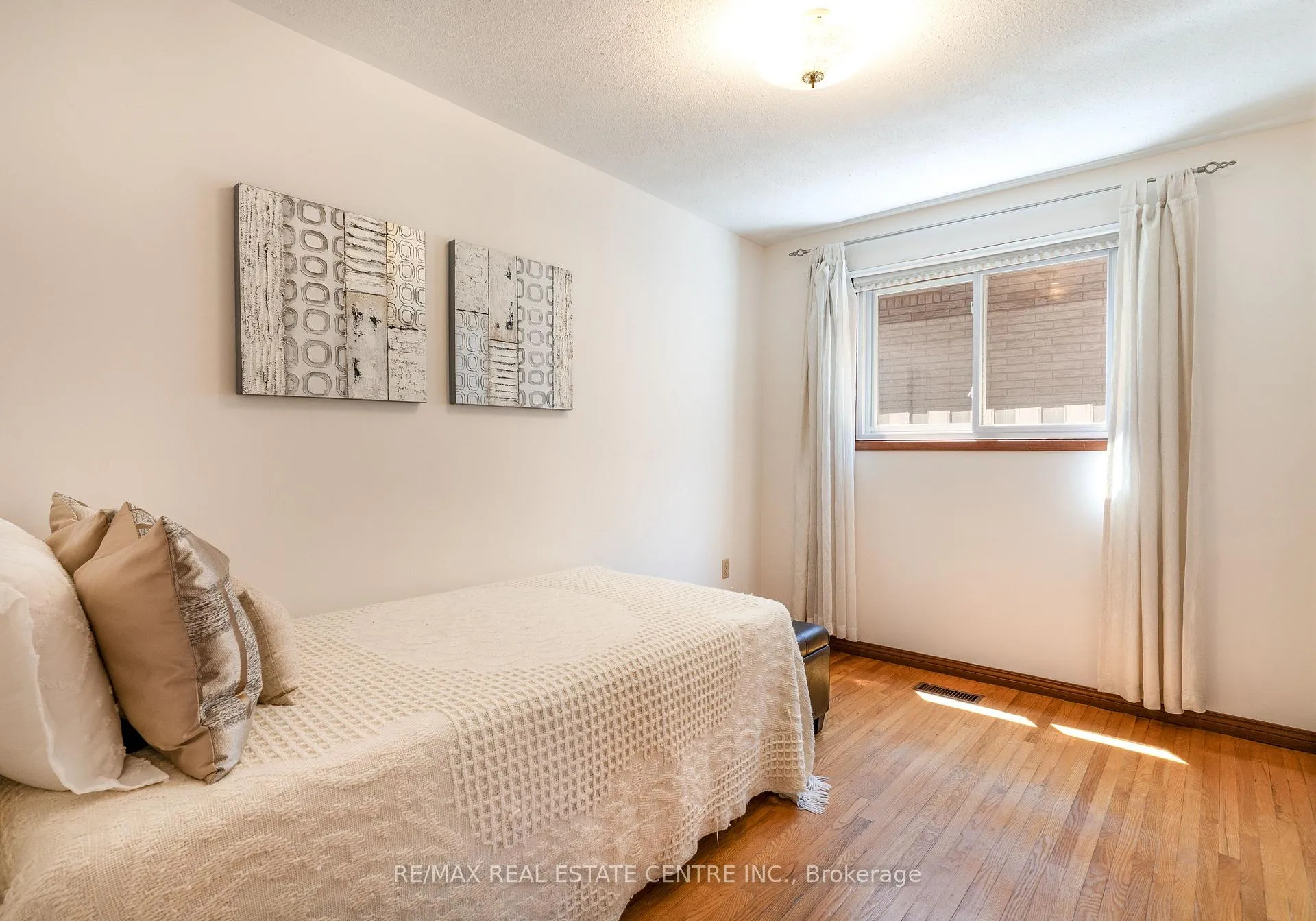 Photo 27 of 102 Markson Crescent, Hamilton, Lisgar — HOMEH