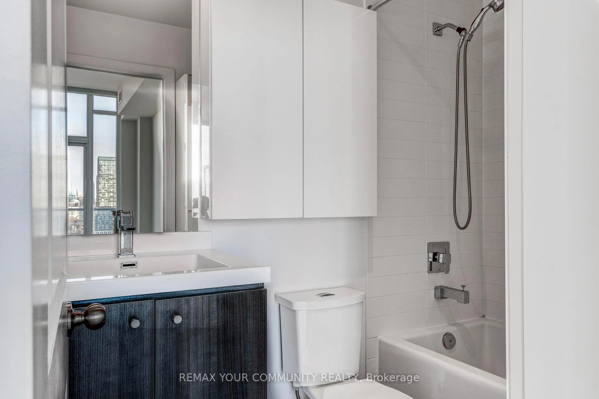 Photo 6 of Unit Ph8, 105 George Street, Toronto, Moss Park — HOMEH