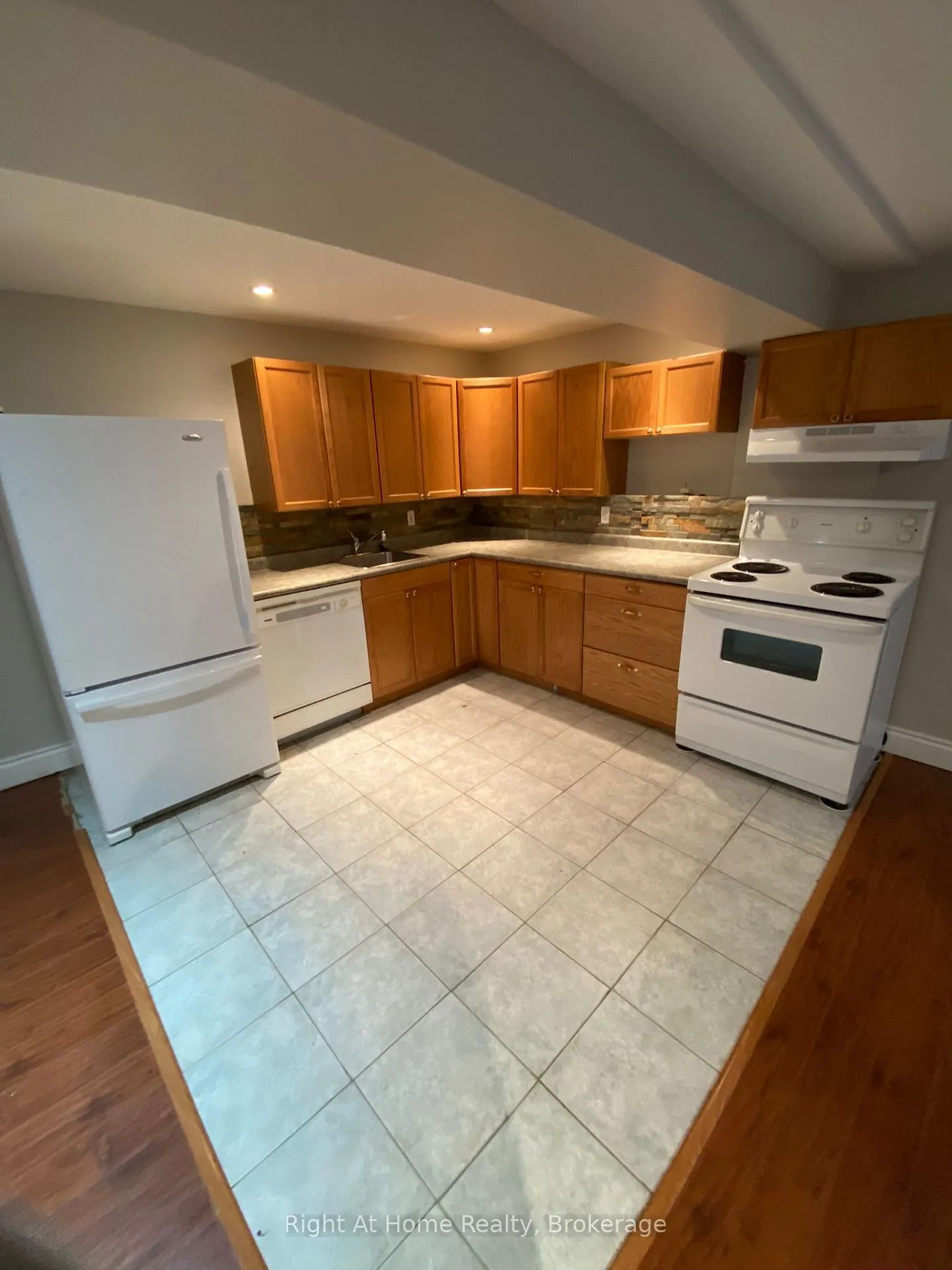 Photo 8 of Unit B, 40 Prospect Street, Clarington, Bowmanville — HOMEH