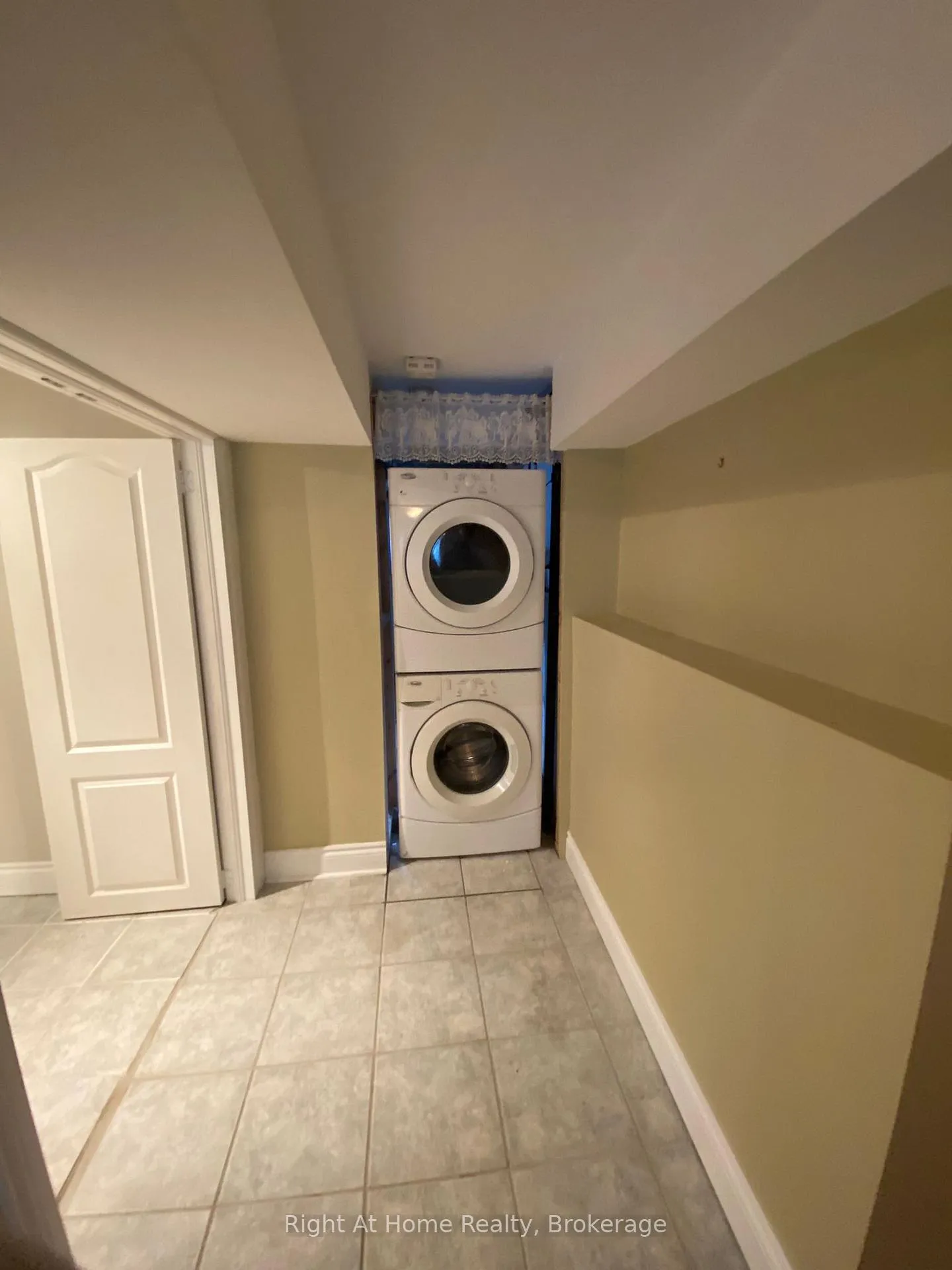 Photo 14 of Unit B, 40 Prospect Street, Clarington, Bowmanville — HOMEH