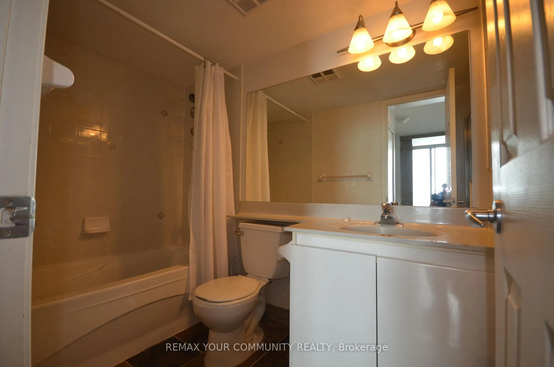 Photo 7 of Unit 1707, 228 Queens Quay W, Toronto, Waterfront Communities — HOMEH