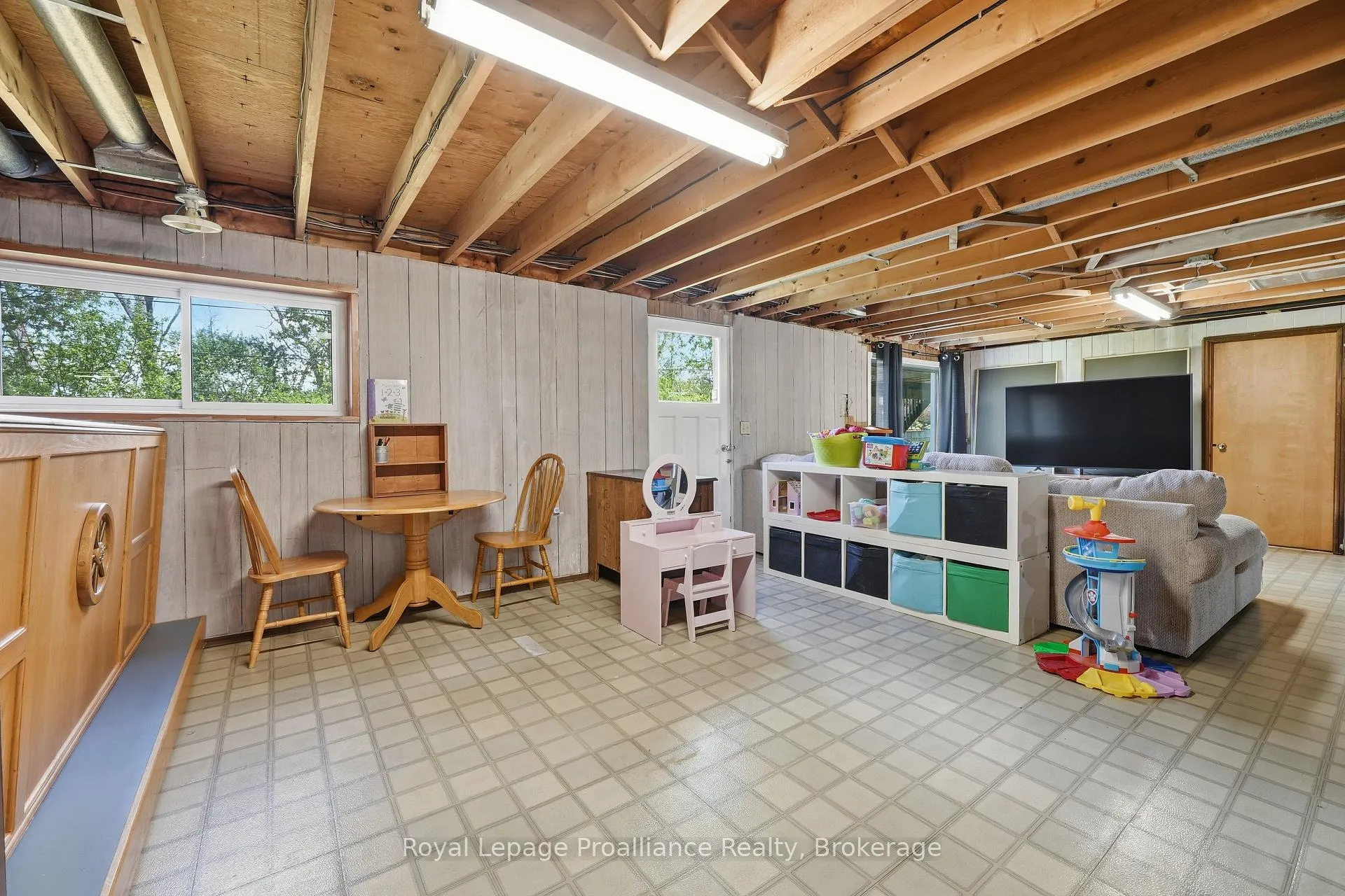 Photo 35 of 45 Nelson Street, Quinte West, Sidney Ward — HOMEH