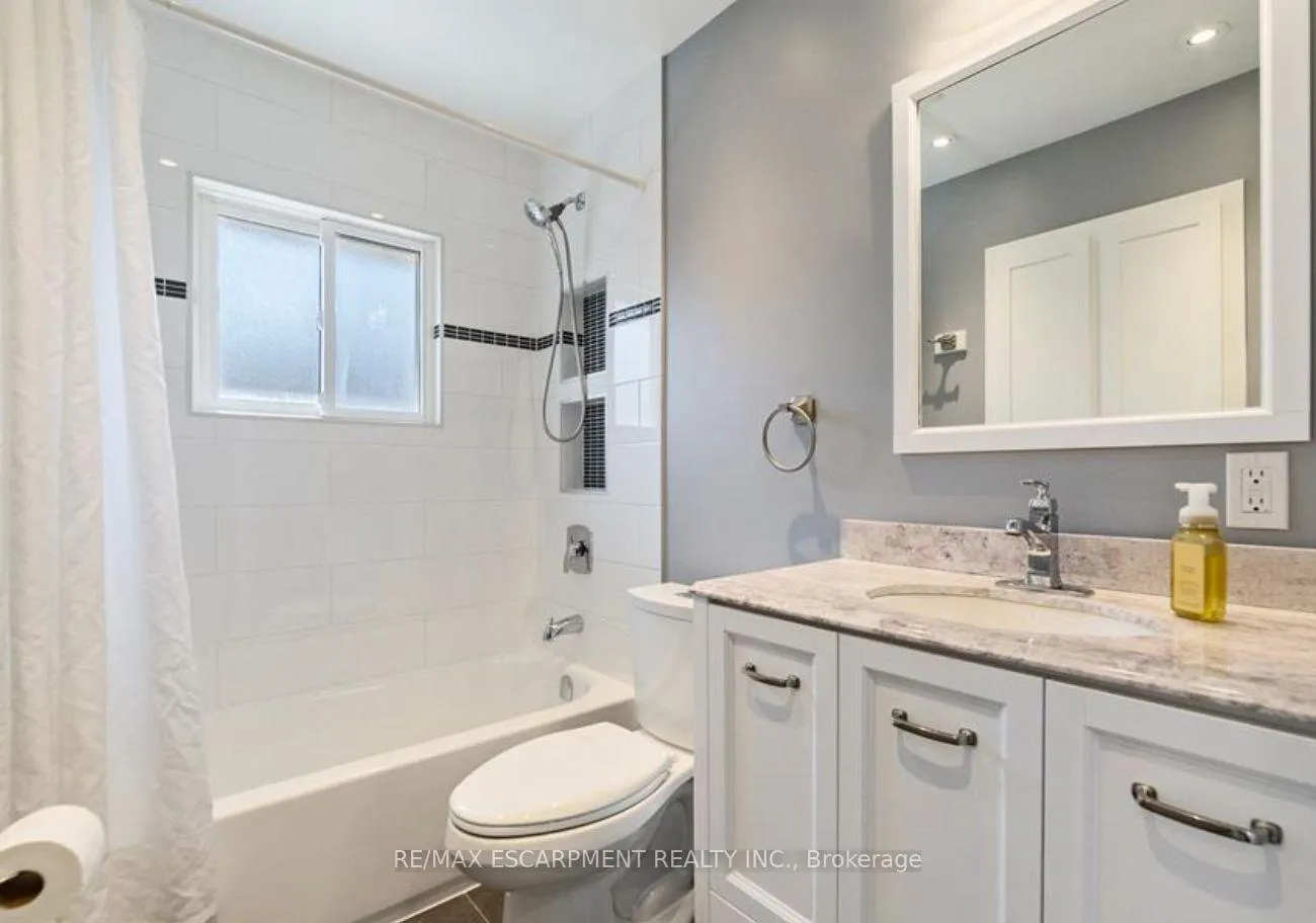 Photo 7 of Unit Upper Unit, 1266 Royal Drive W, Burlington, Mountainside — HOMEH