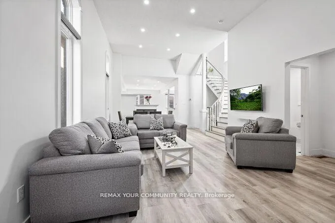 Photo 4 of 144 Broomlands Drive, Vaughan, Maple — HOMEH