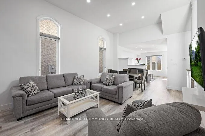 Photo 5 of 144 Broomlands Drive, Vaughan, Maple — HOMEH