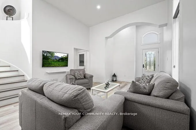 Photo 9 of 144 Broomlands Drive, Vaughan, Maple — HOMEH