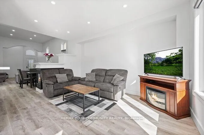 Photo 15 of 144 Broomlands Drive, Vaughan, Maple — HOMEH