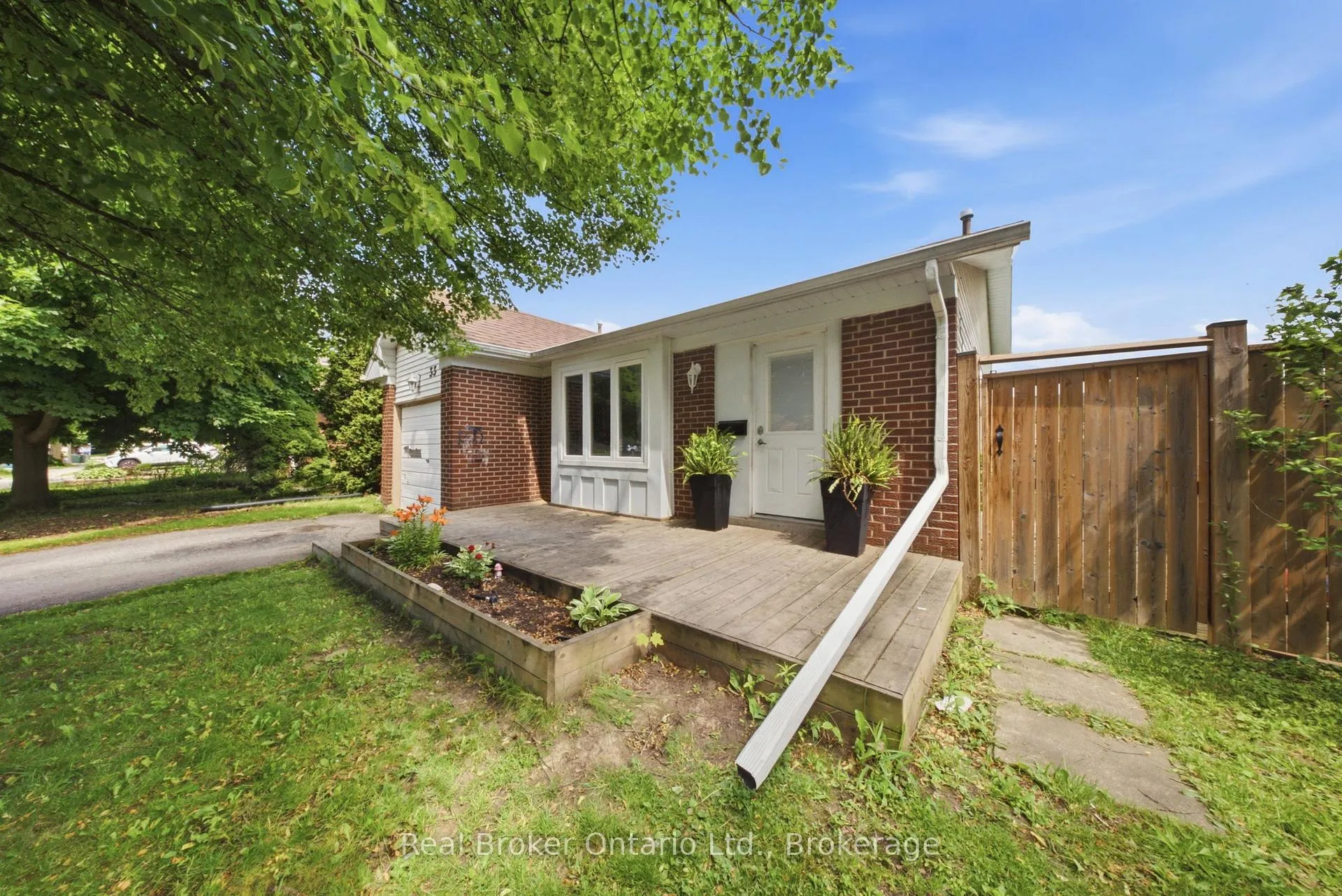Photo 2 of 33 Hallmark Street, Brantford — HOMEH