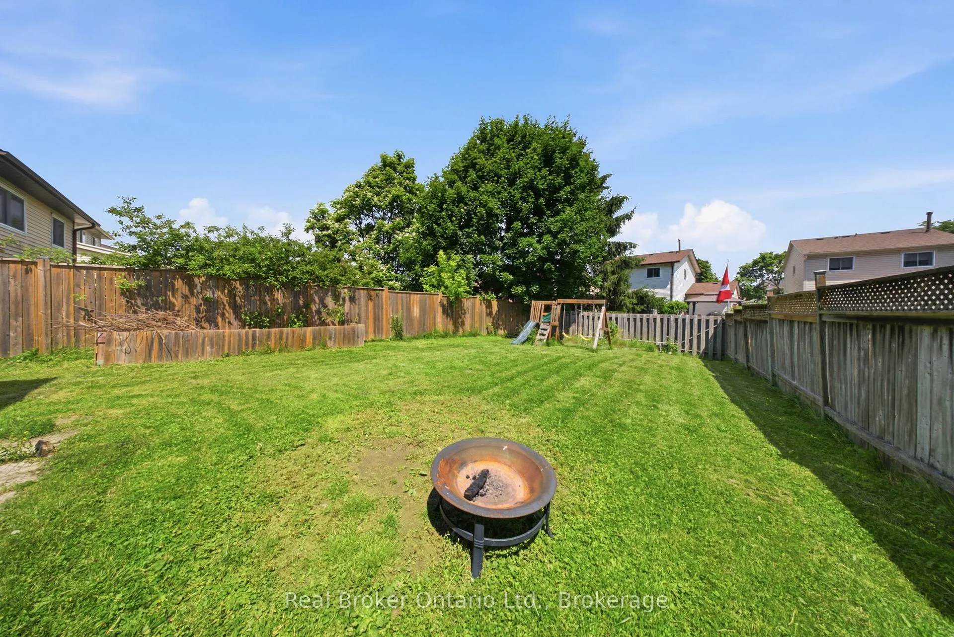 Photo 26 of 33 Hallmark Street, Brantford — HOMEH