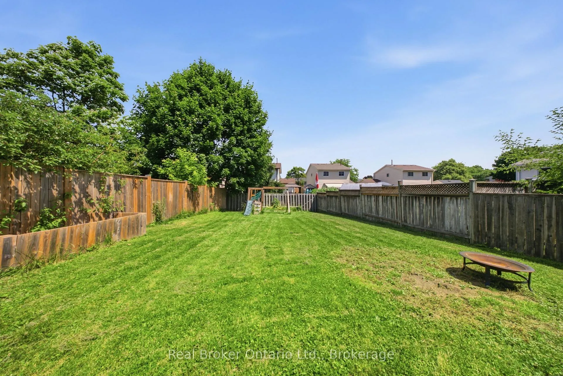 Photo 27 of 33 Hallmark Street, Brantford — HOMEH
