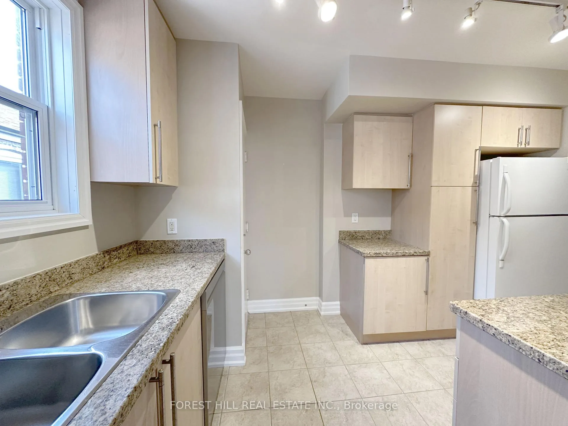 Photo 11 of Unit 2 (Upper), 1003 Avenue Road, Toronto, Yonge-Eglinton — HOMEH