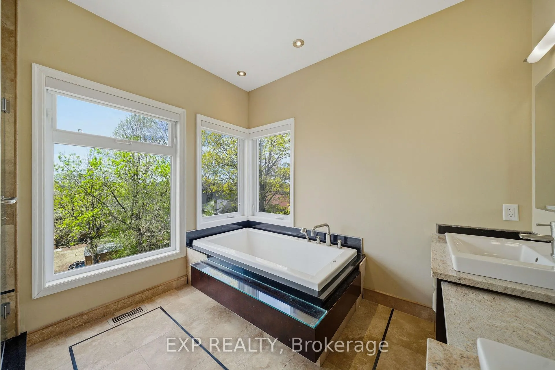 Photo 17 of 1356 Louis Lane, Ottawa, Cyrville Rd./Industrial Park — HOMEH