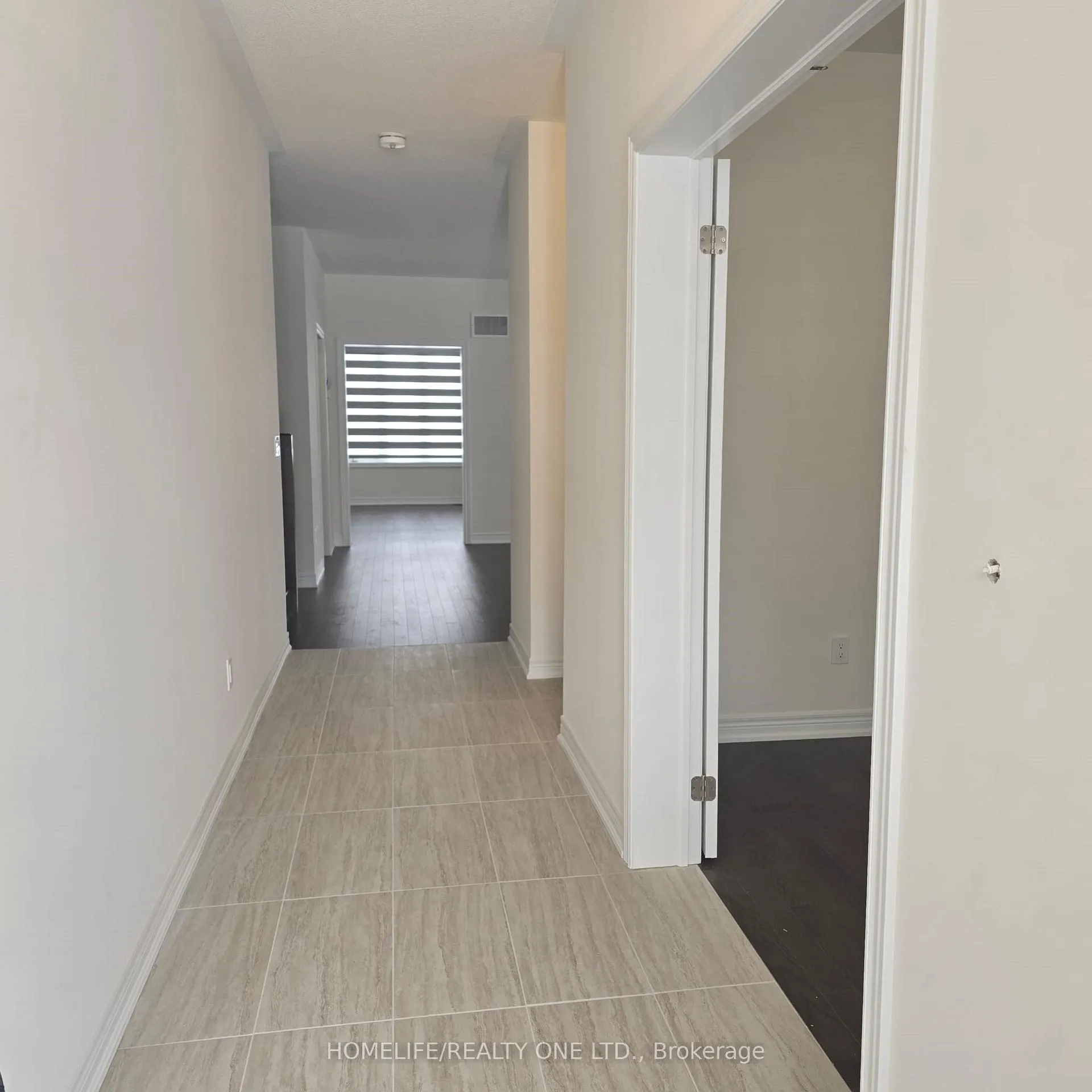 Photo 2 of 1493 Davis Loop S, Innisfil, Lefroy — HOMEH