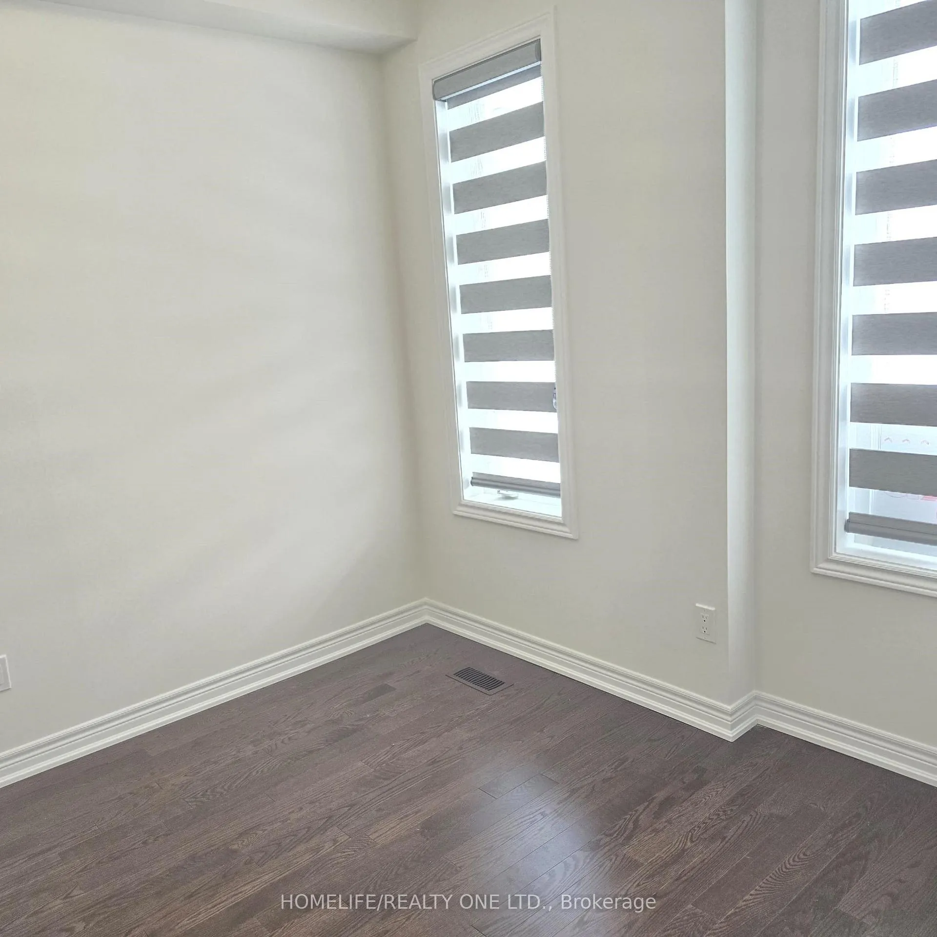 Photo 3 of 1493 Davis Loop S, Innisfil, Lefroy — HOMEH