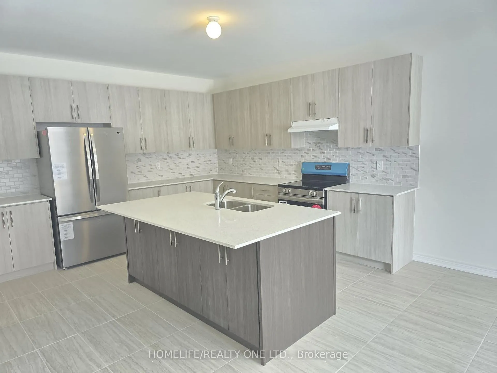 Photo 17 of 1493 Davis Loop S, Innisfil, Lefroy — HOMEH