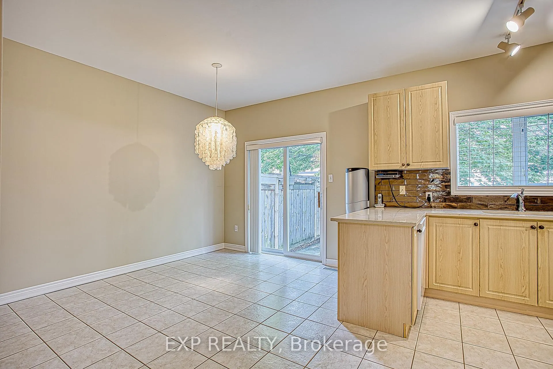 Photo 9 of 25 Hartland Road, Hamilton, Winona Park — HOMEH