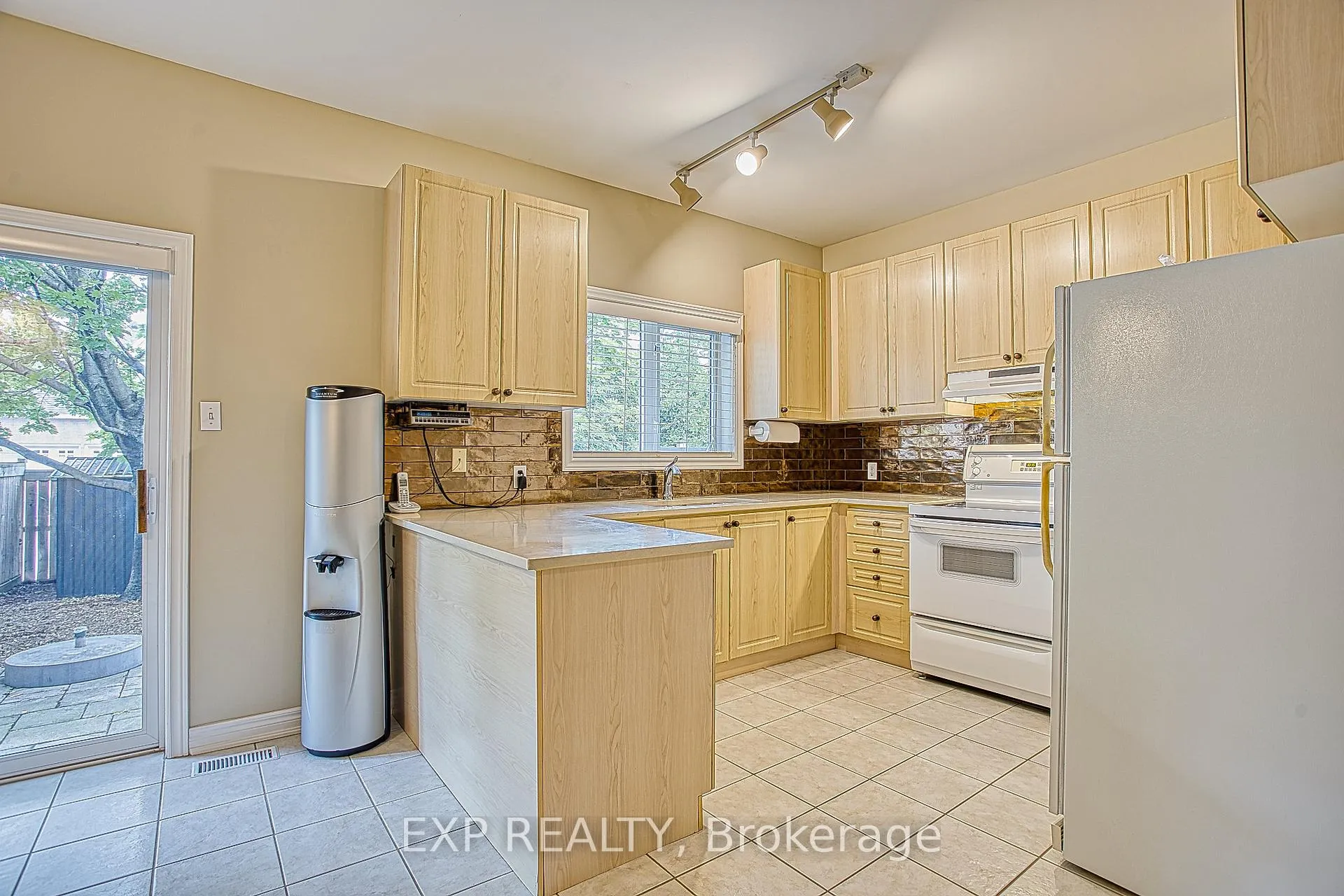 Photo 10 of 25 Hartland Road, Hamilton, Winona Park — HOMEH