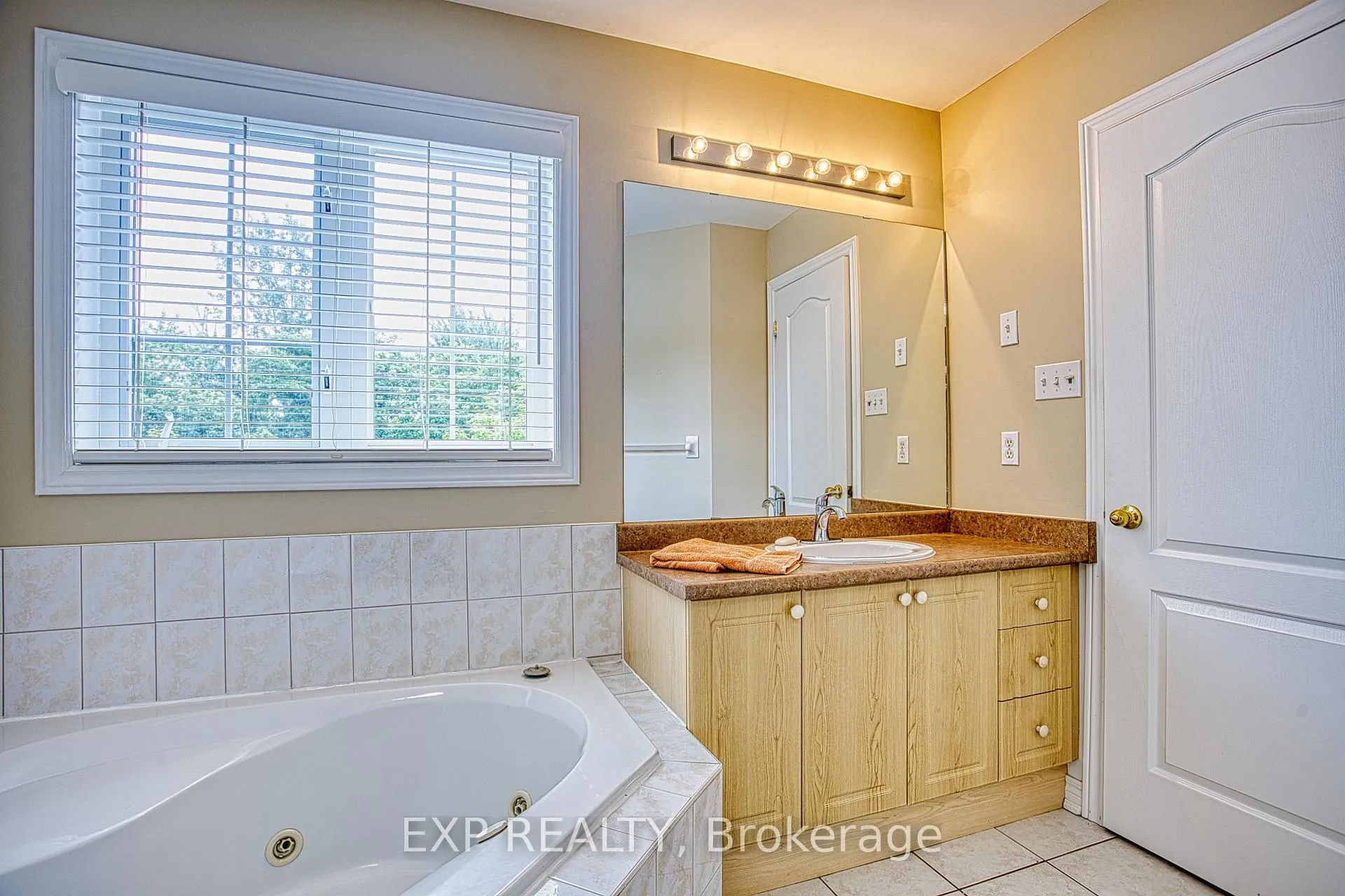 Photo 23 of 25 Hartland Road, Hamilton, Winona Park — HOMEH