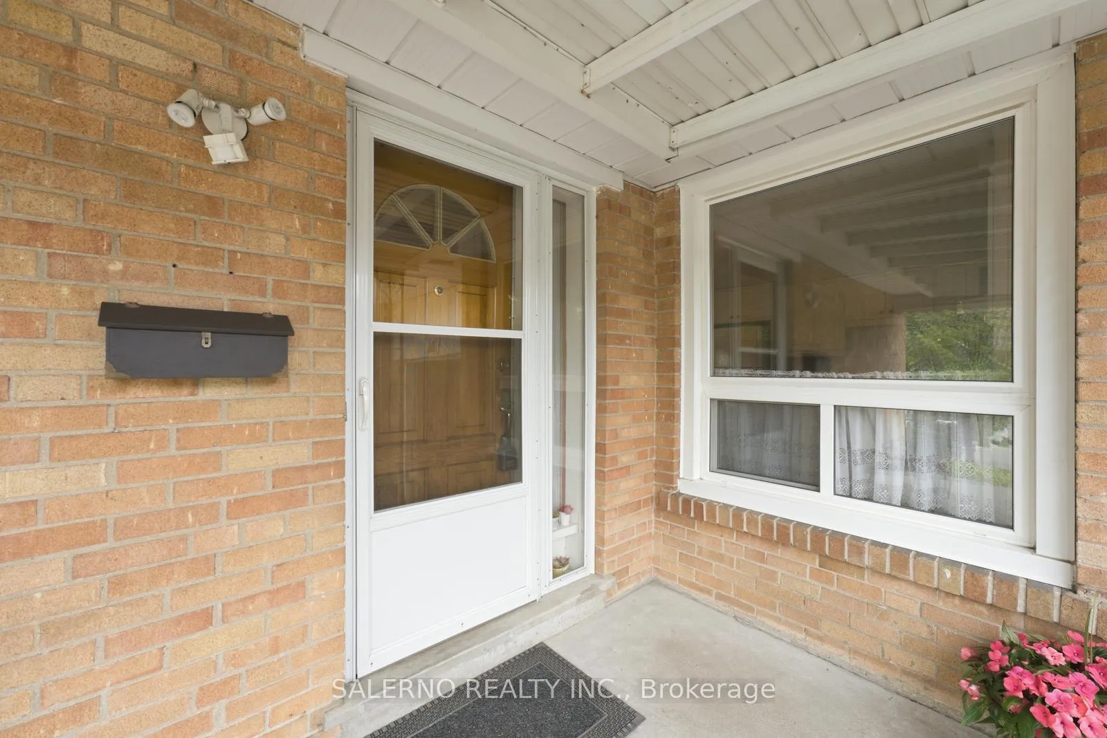 Photo 7 of 106 Whitburn Crescent, North York, Downsview-Roding-CFB — HOMEH