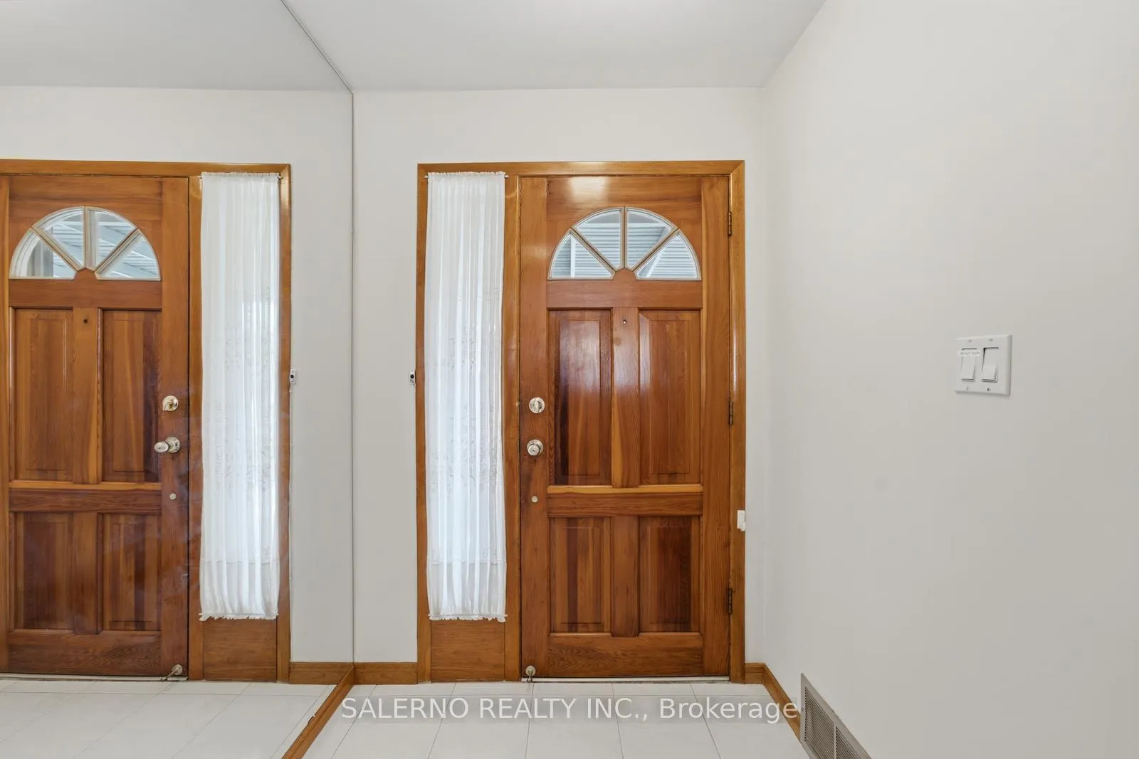 Photo 8 of 106 Whitburn Crescent, North York, Downsview-Roding-CFB — HOMEH