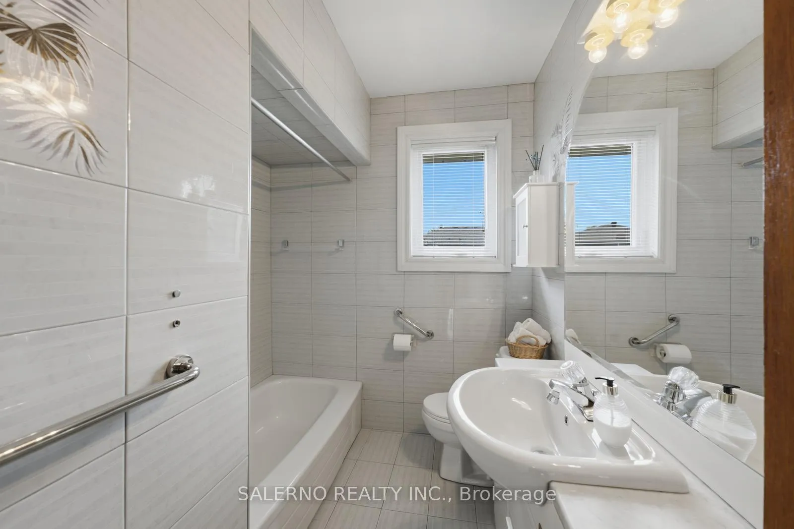 Photo 24 of 106 Whitburn Crescent, North York, Downsview-Roding-CFB — HOMEH
