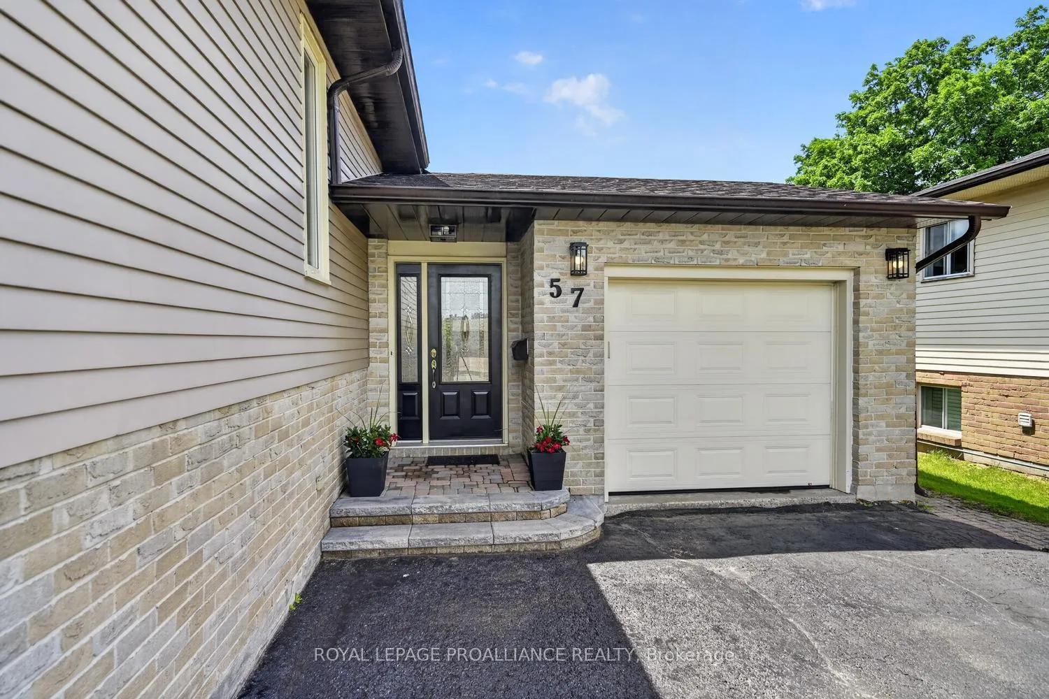 Photo 5 of 57 Cambridge Crescent, Brockville, Brockville — HOMEH