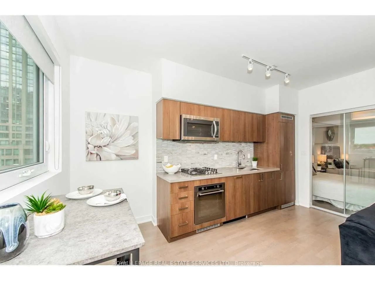 Photo 7 of Unit 418, 501 St Clair Avenue, Toronto, Casa Loma — HOMEH