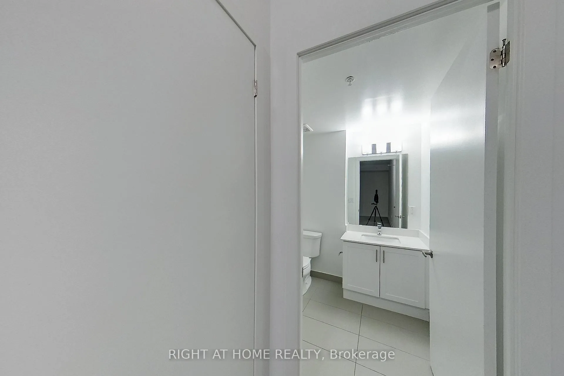 Photo 3 of Unit 313, 550 North Service Road, Grimsby, Grimsby Beach — HOMEH