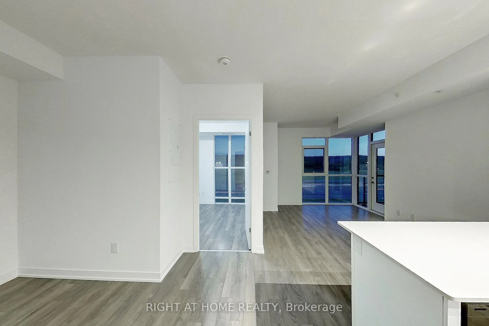 Photo 7 of Unit 313, 550 North Service Road, Grimsby, Grimsby Beach — HOMEH
