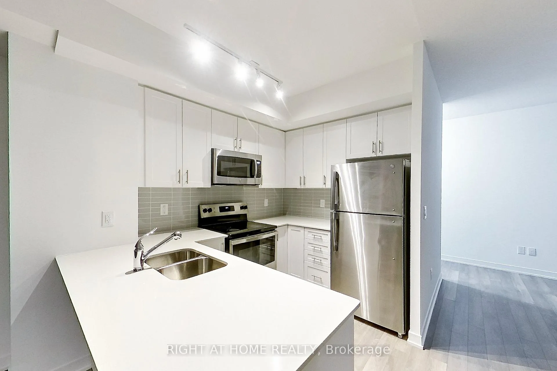 Photo 10 of Unit 313, 550 North Service Road, Grimsby, Grimsby Beach — HOMEH