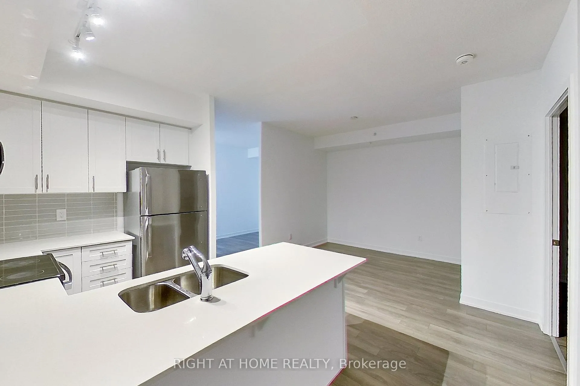 Photo 13 of Unit 313, 550 North Service Road, Grimsby, Grimsby Beach — HOMEH