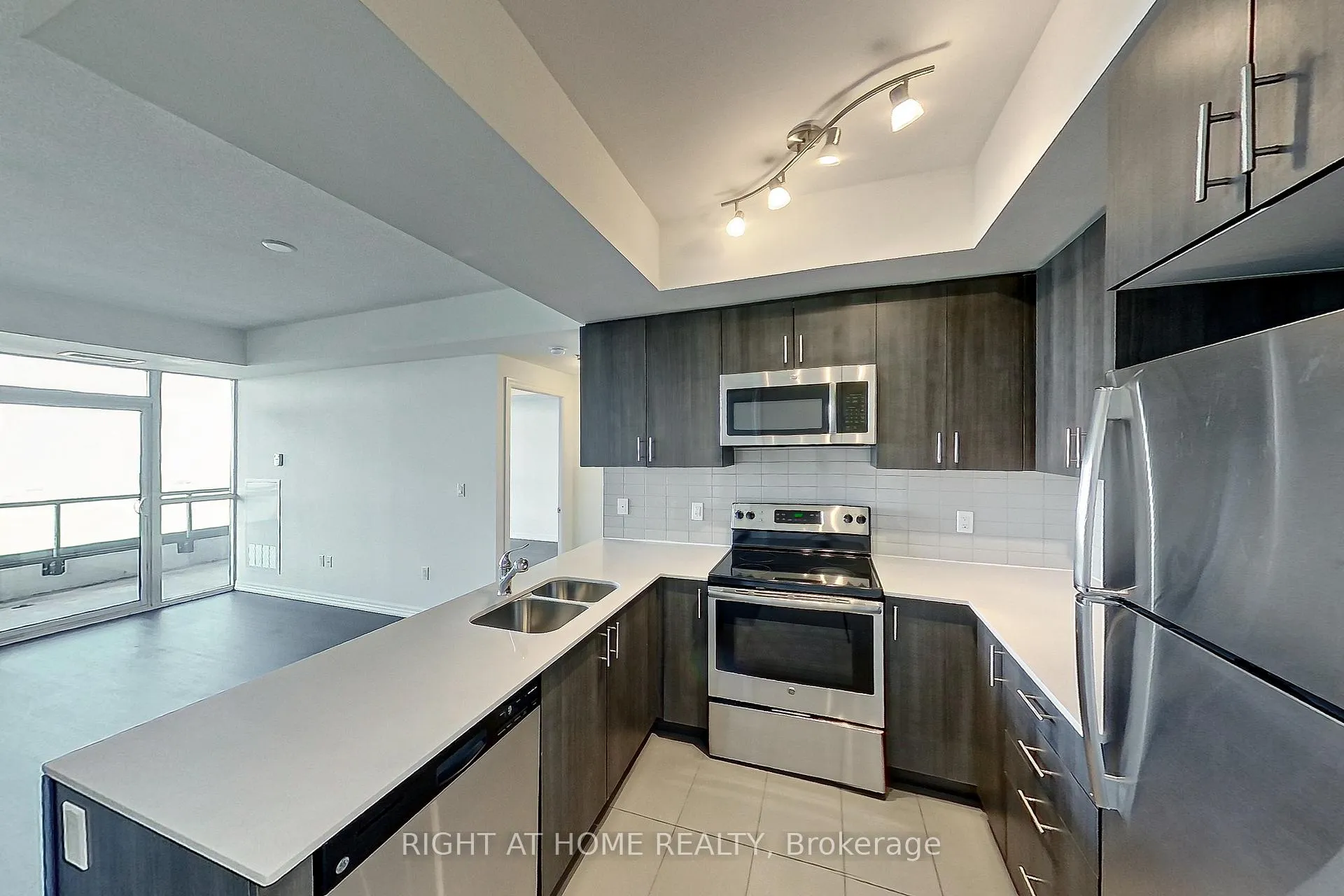 Photo 4 of Unit 807, 560 North Service Road, Grimsby, Grimsby Beach — HOMEH