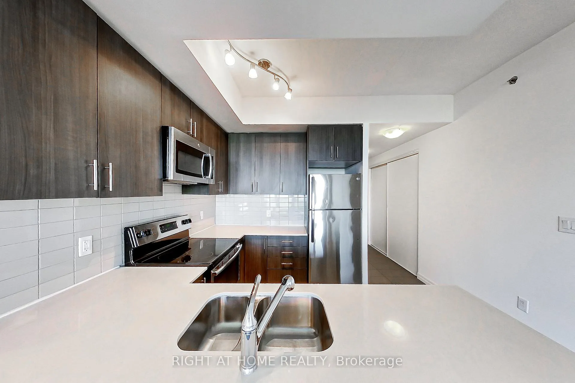 Photo 6 of Unit 807, 560 North Service Road, Grimsby, Grimsby Beach — HOMEH