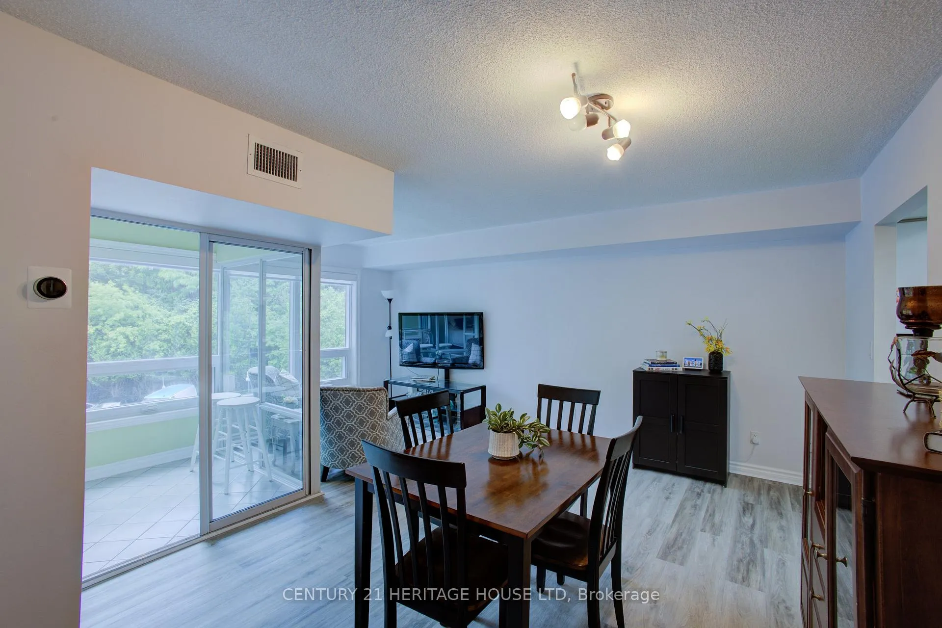 Photo 5 of Unit 305, 237 King Street W, Cambridge, Preston North — HOMEH