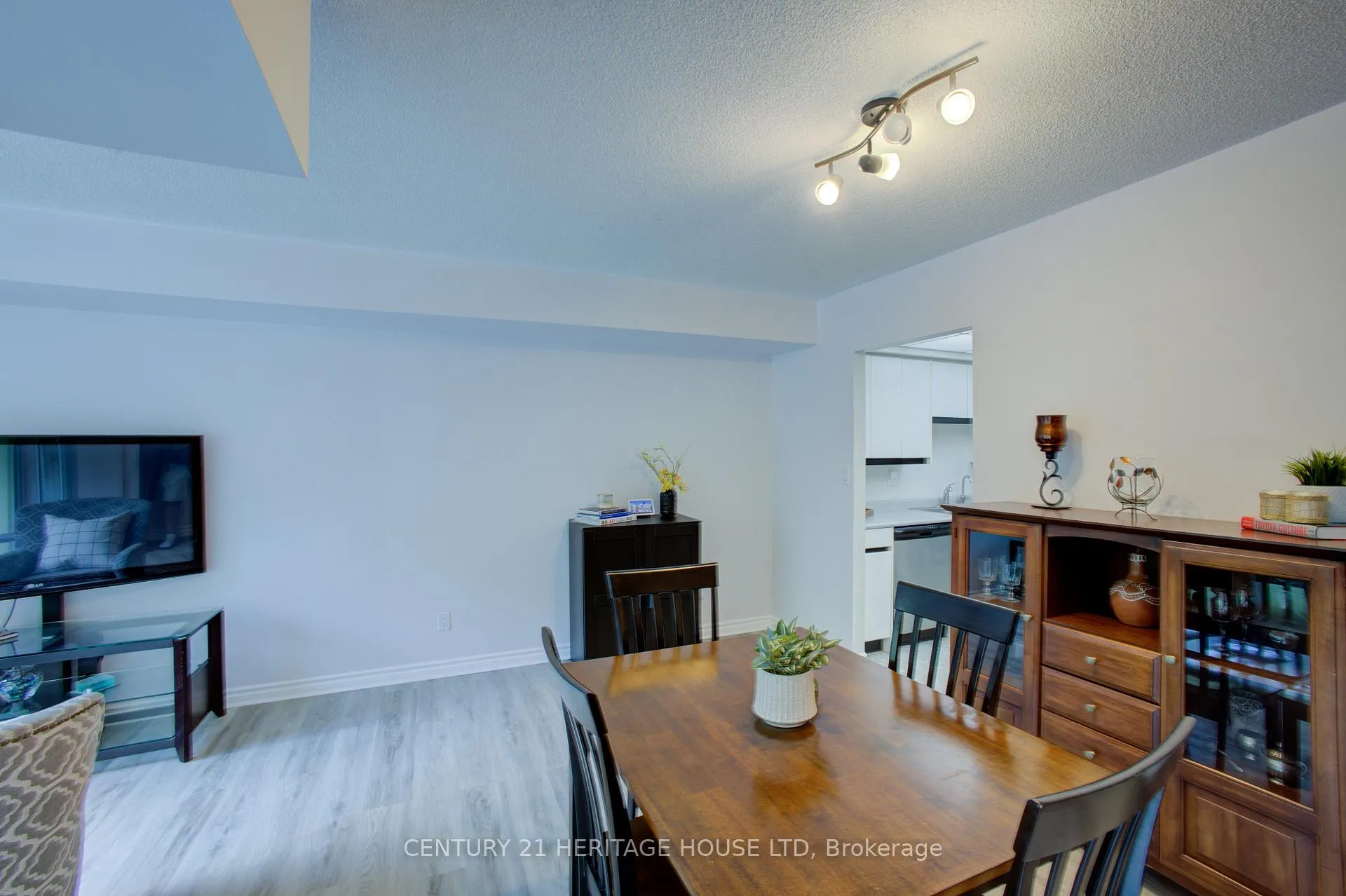 Photo 6 of Unit 305, 237 King Street W, Cambridge, Preston North — HOMEH
