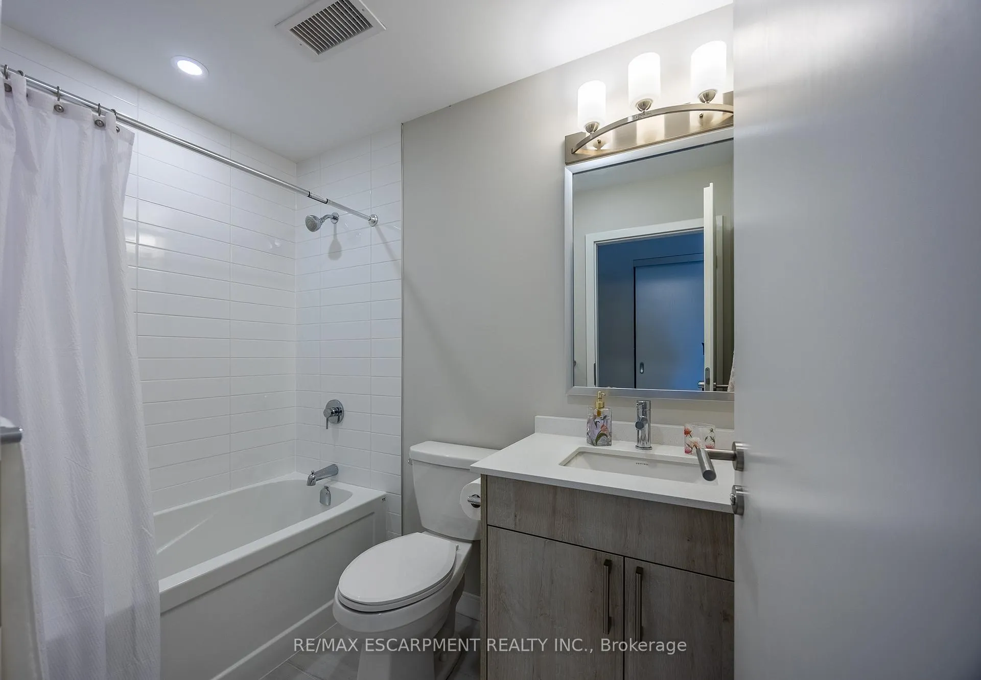 Photo 7 of Unit 201, 118 West Street, Port Colborne, Sugarloaf — HOMEH
